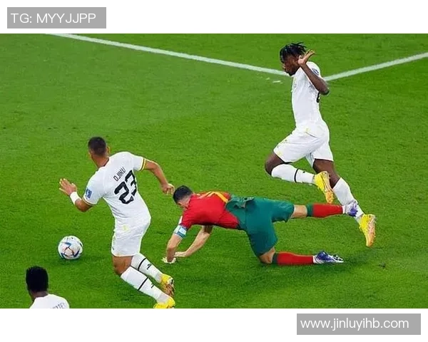 足球明星假摔事件引发热议点球争议背后的真相与影响分析 足球明星假摔事件引发热议点球争议背后的真相与影响分析